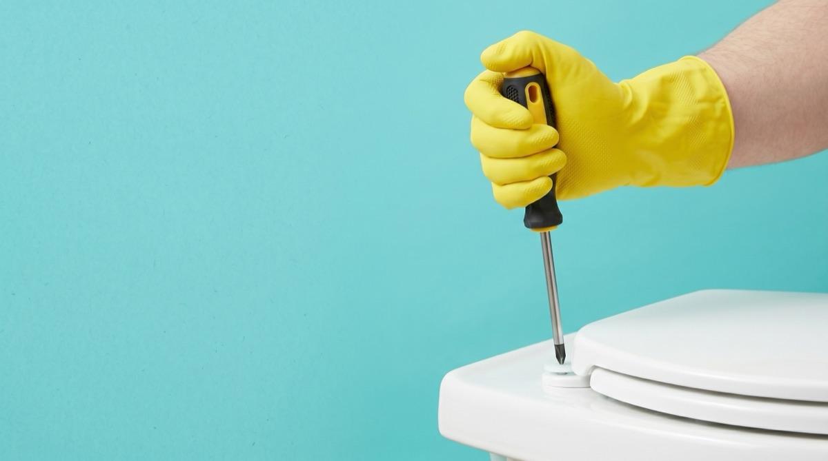 Plombier Plamby vérifié pour changer un abattant wc à Paris & Île-de-France