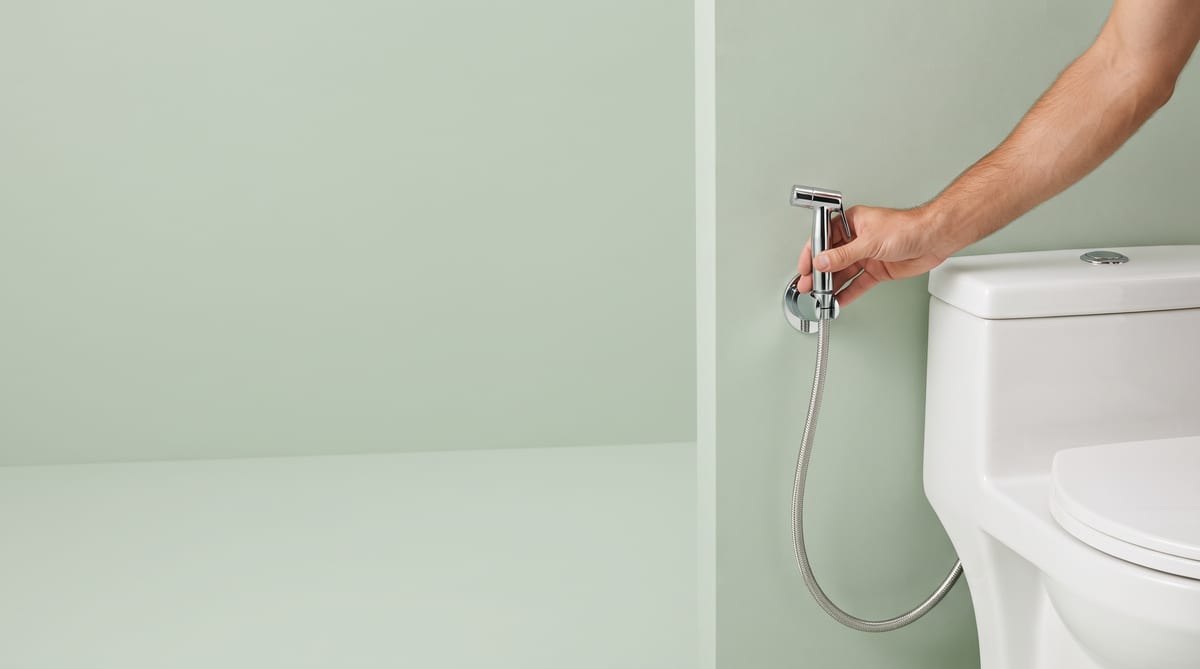 Douchette hygiénique installée à côté d'un WC par un plombier Plamby à Paris