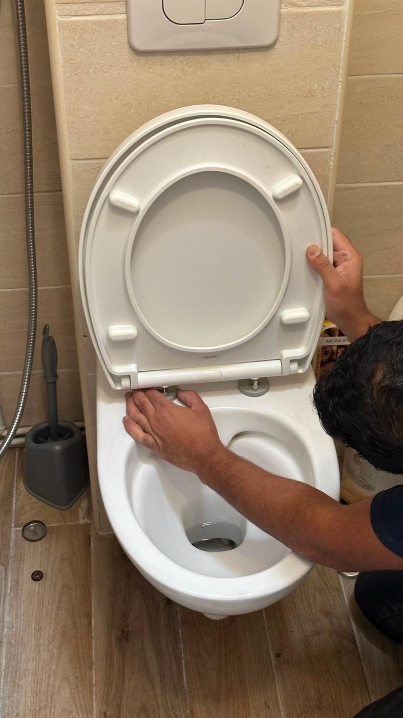 Petits travaux : abattant WC, joints, portes d'armoire à Paris 15, réalisé par Mostafa T., photo prise par le client