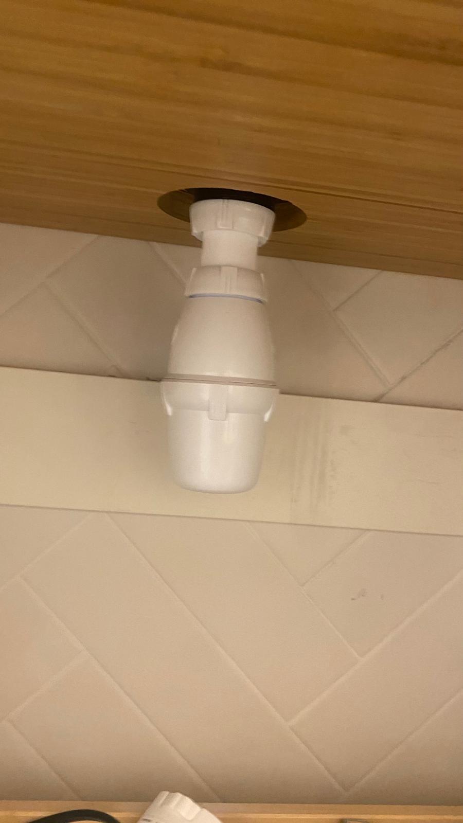 Siphon de lavabo remplacé et installé sous un lavabo par Cheikh D., plombier vérifié Plamby à Paris