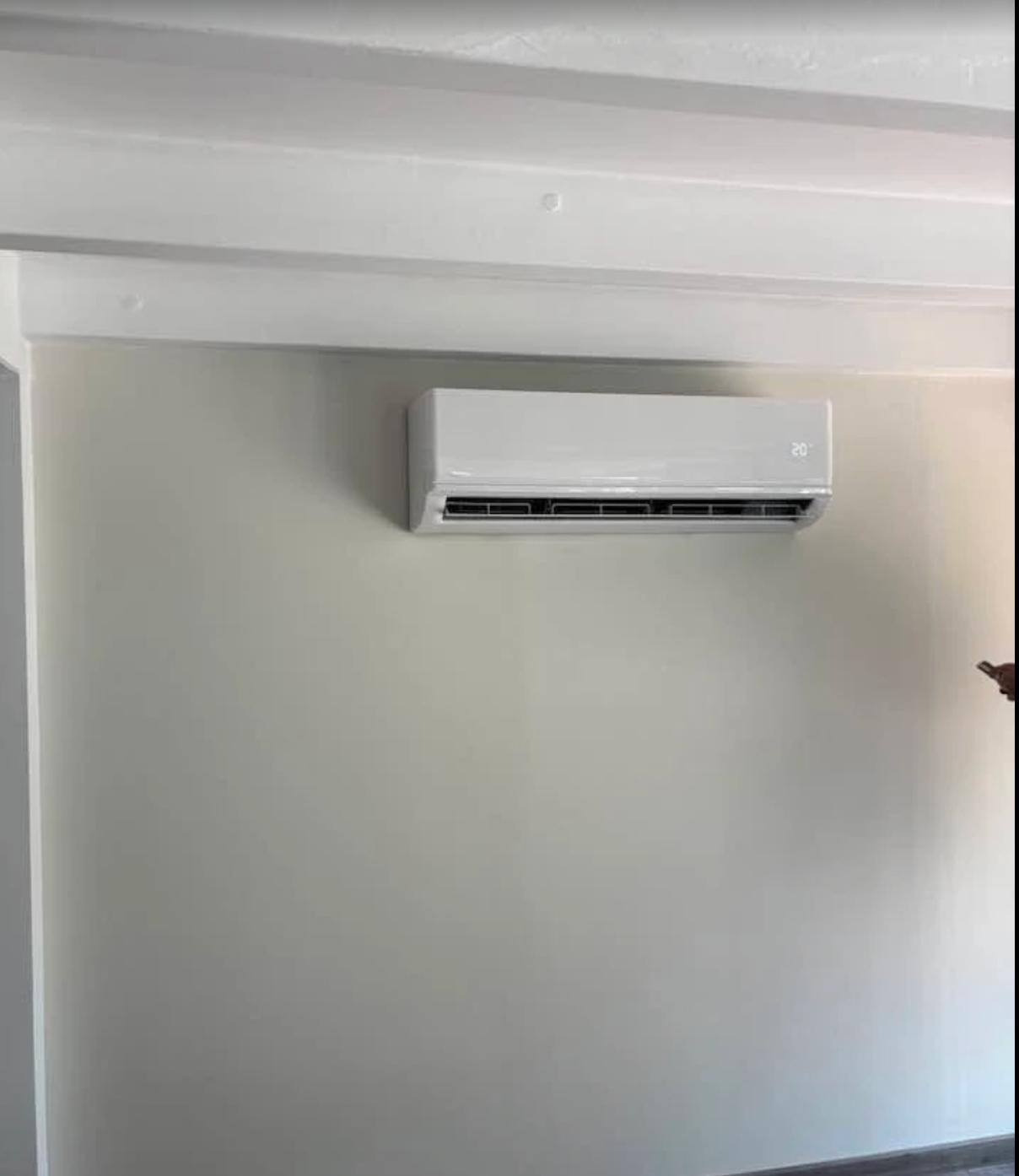 Climatiseur split installé au mur par Mostafa T., bricoleur vérifié Plamby, chez un client à Paris
