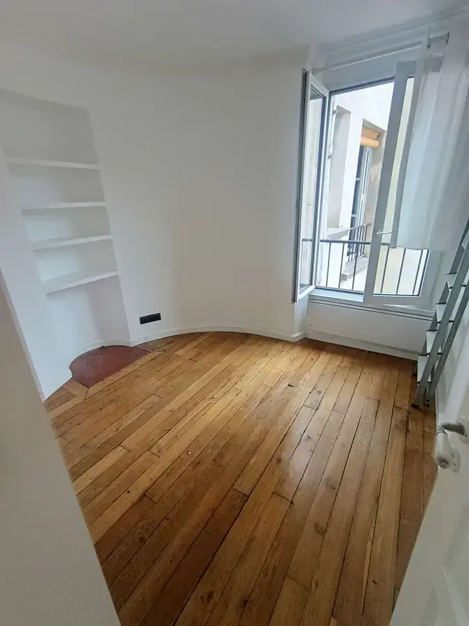Chambre remise en état, parquet nettoyé à Paris par Mostafa T., prestataire reçu en entretien Plamby