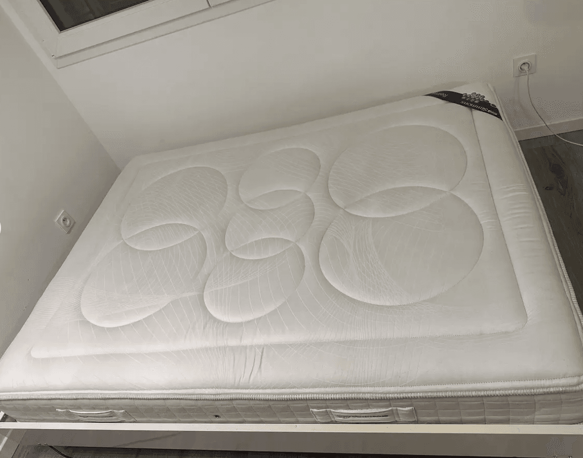 Matelas propre et désinfecté après nettoyage à la vapeur, à Paris