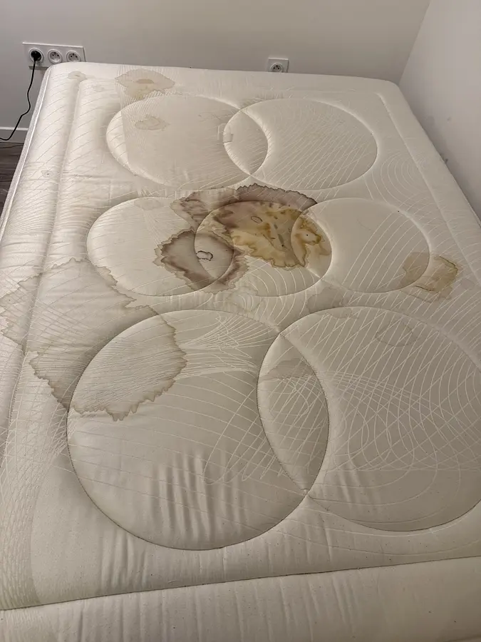 Matelas taché avant nettoyage à la vapeur, à Paris