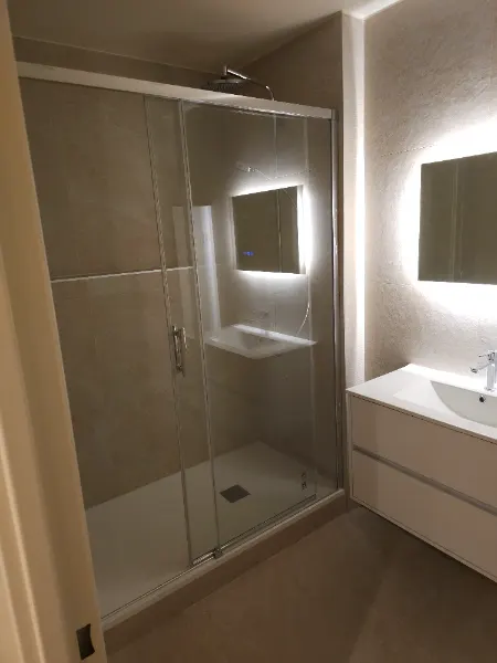 Salle de bain nettoyée, douche et vasque à Paris par Mostafa T., prestataire reçu en entretien Plamby