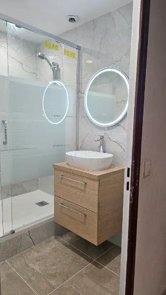 Salle de bain et miroirs nettoyés à Paris par Mostafa T., prestataire reçu en entretien Plamby